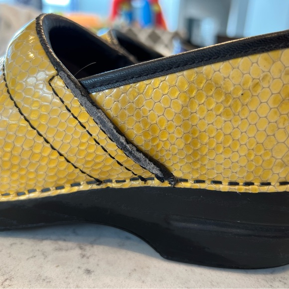 Dansko professional patent yellow snakeskin clogs size 40 - Picture 6 of 10